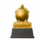 03-statuetka-biale-tlo